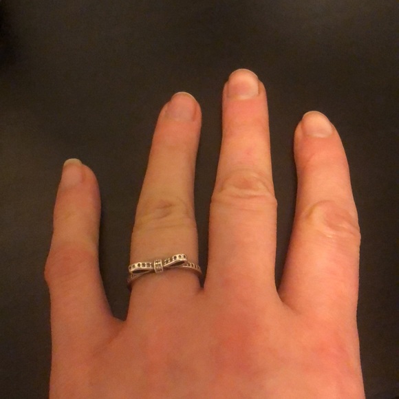 Pandora silver bow ring. Size 7 - Picture 2 of 3